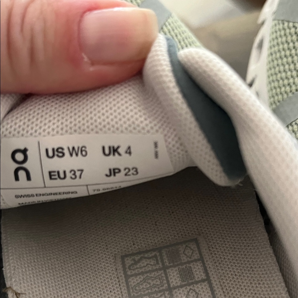 Stylish Women's Oncloud Sneakers in Light Green and Gray - Picture 6 of 7